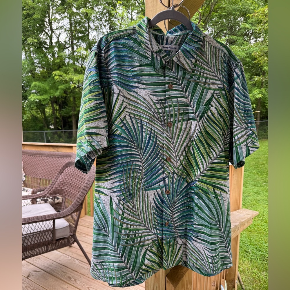 Tommy Bahama Silk Comfy Collared Button Down  top Large Excellent condition